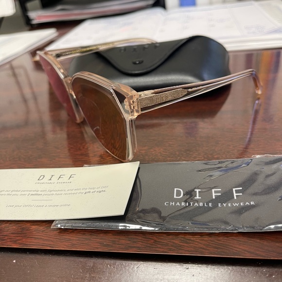 DIFF Sunglasses - Picture 3 of 3